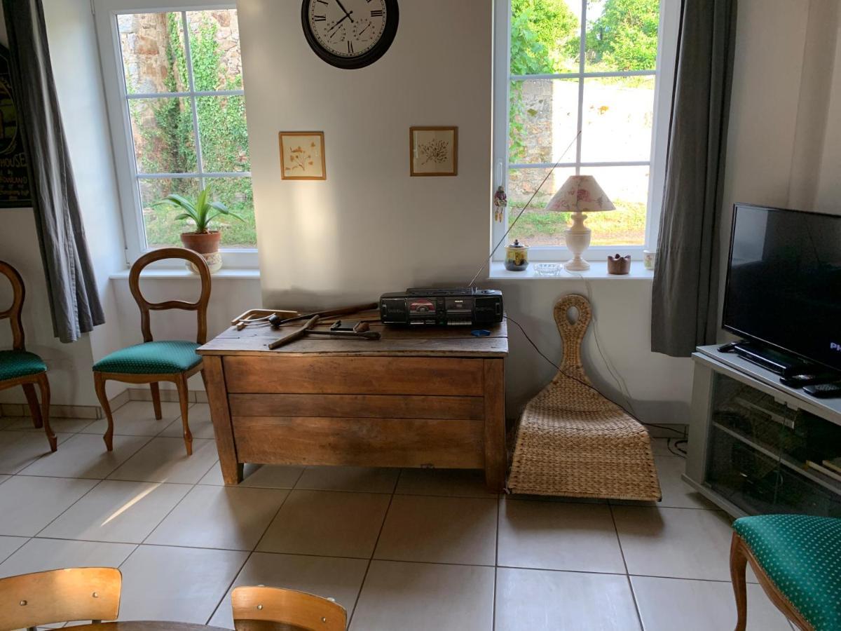 Busset Liages Situe Dans Le Bourbonnais 1 Chambres Lit Double Et Un Clic Clac ภายนอก รูปภาพ